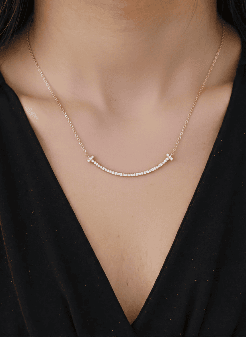 Collier en or rose avec diamants, bijoux de luxe pour femme sophistiquée.