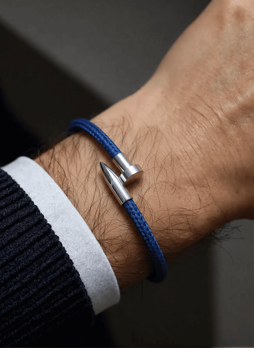 Bracelet homme en câble métallique bleu avec fermoir en acier pour un style moderne.
