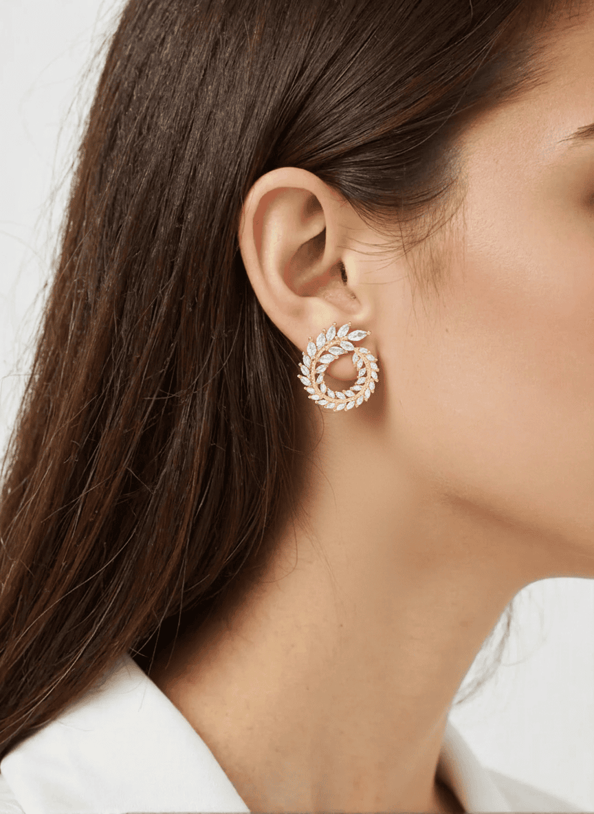Boucles d'oreilles en or élégantes ornées de cristaux brillants pour un look sophistiqué.