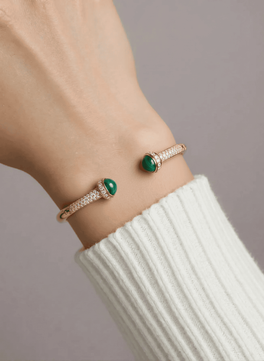 Bracelet or rose avec pierre malachite et diamants, bijou féminin et raffiné.