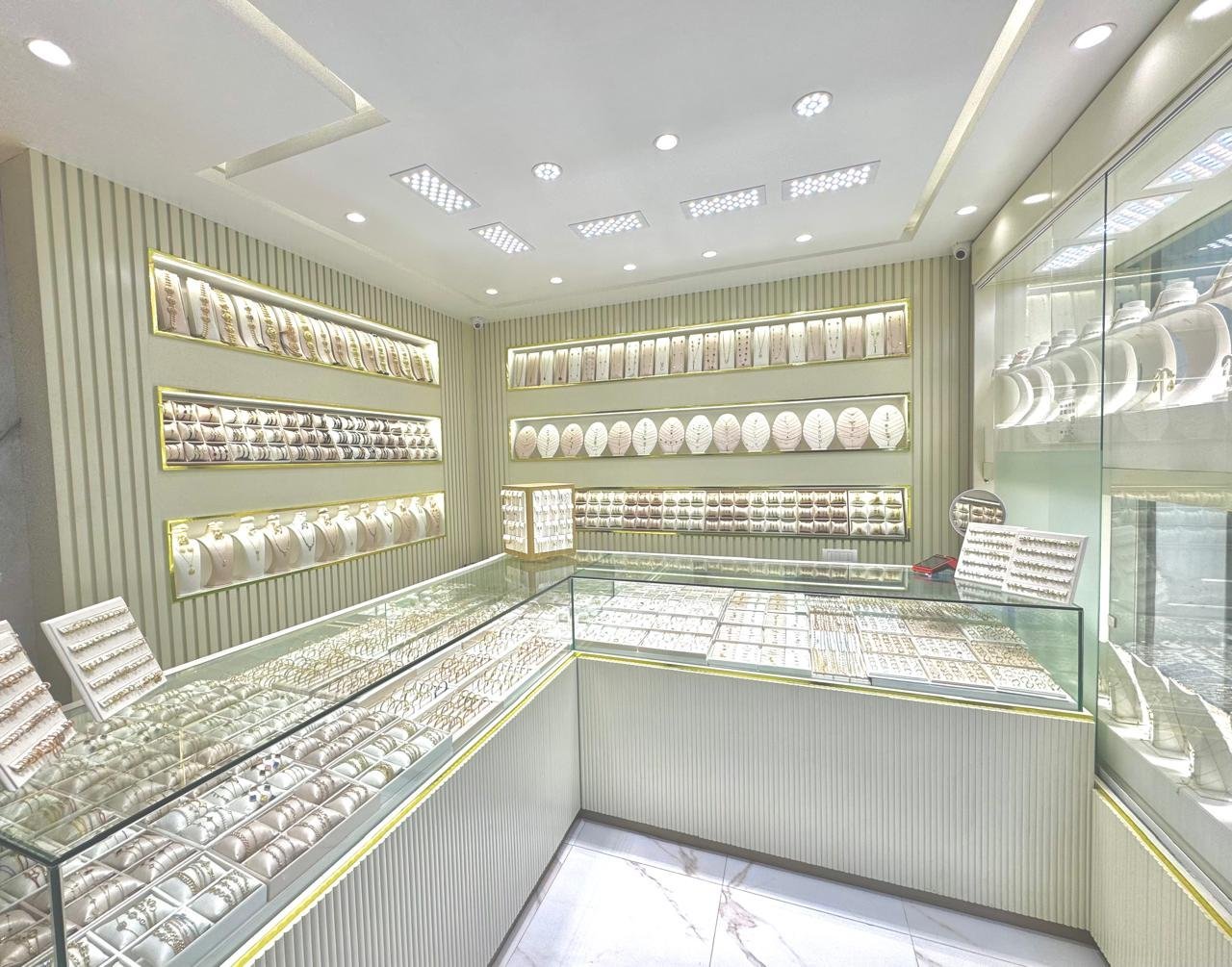 Bijoux en or et argent exposés dans une vitrine élégante.