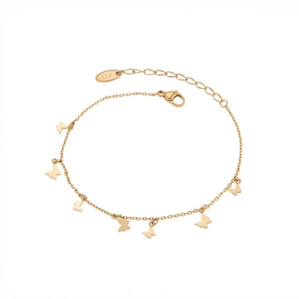 Petits papillons en or jaune sur chaîne fine, bijou délicat et élégant.