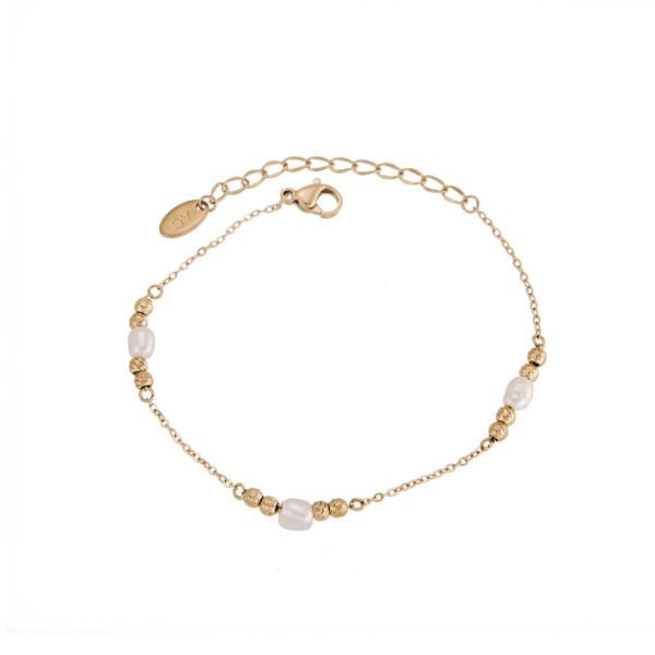 Bracelet délicat en or avec perles d'eau douce et touches dorées pour femme, bijou élégant et tendance.