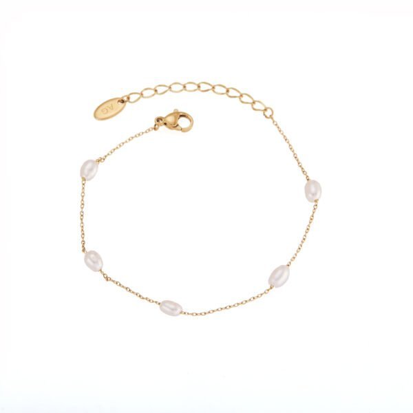 1. Collier chaîne fine avec perles d'eau douce en or rose.
