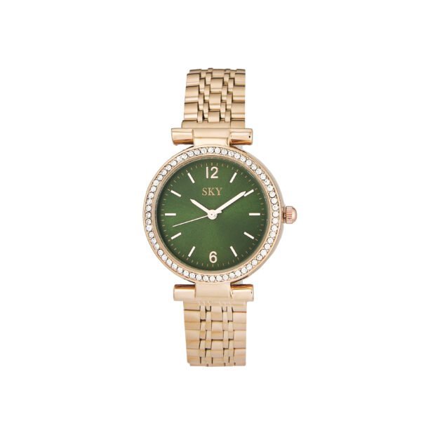 Montre femme élégante avec bracelet en acier doré et cadran vert, ornée de cristaux autour du boîtier.
