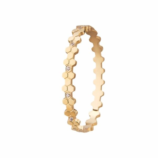 Bracelet designé en or avec motifs hexagonaux et pierres scintillantes, idéal pour un style élégant et moderne.