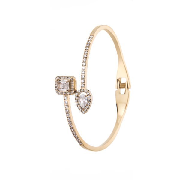 Bracelet doré chic avec diamants incrustés, bijoux élégants pour femmes.