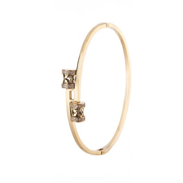 Bracelet doré avec détails incrustés de cristaux, bijou élégant et sophistiqué.