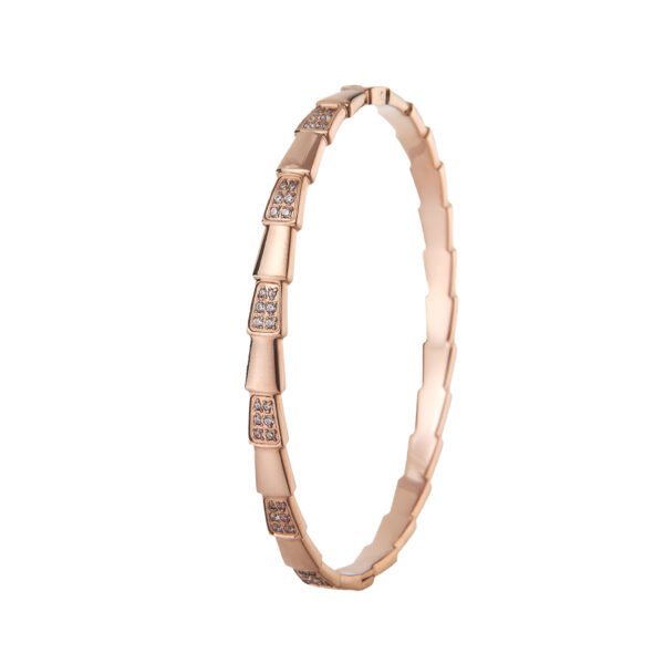 Bracelet élégant en métal rose, incrusté de cristaux pour un style sophistiqué.