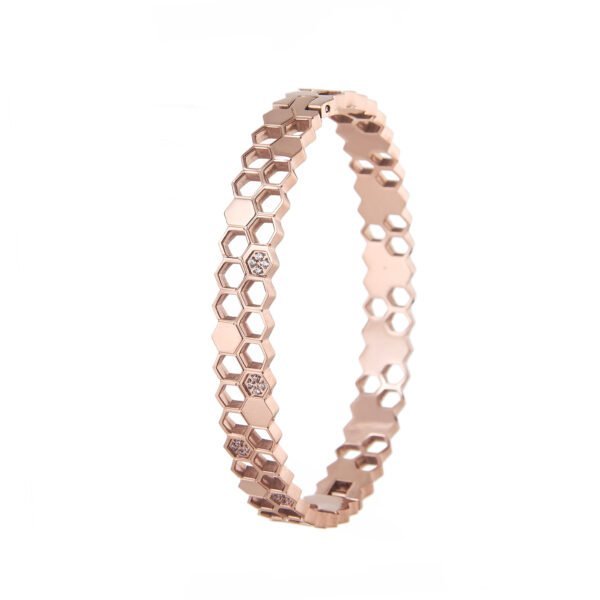 Bracelet en or rose avec motif hexagonal et diamants scintillants, design élégant et moderne.