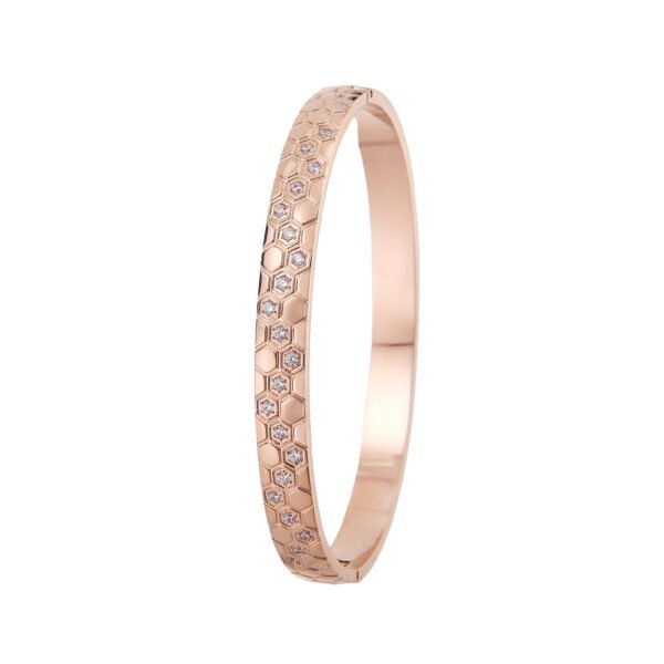 Dôme en or rose avec motif hexagonal et diamants, bijou élégant pour femmes.