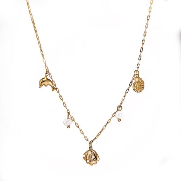 Collier fantaisie en or avec charms de coquillage, d'hippocampe et perles blanches élégantes.