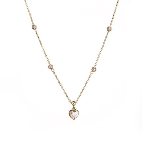 Collier en or avec pendentif coeur et diamants, parfait pour bijoux féminins élégants.