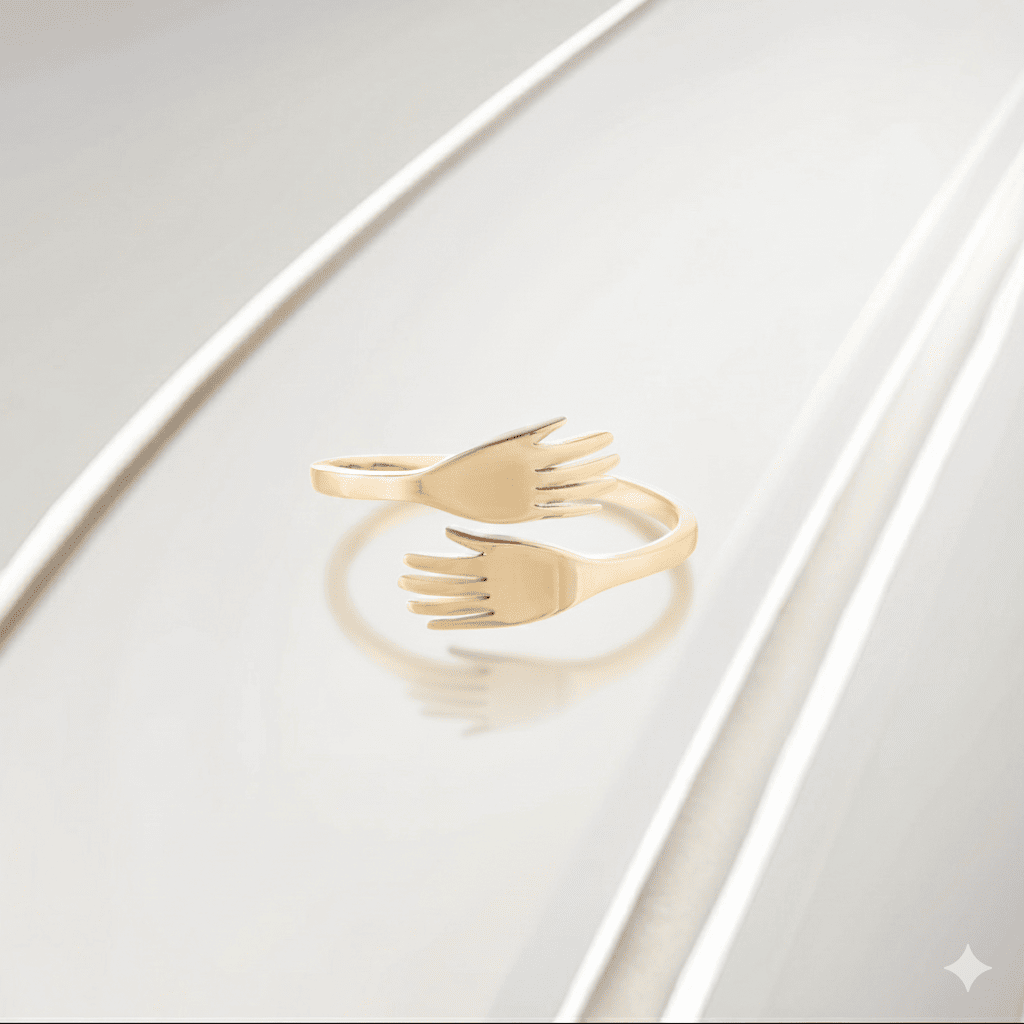 Fusion de mains en bague or moderne, bijou élégant et unique pour femmes.