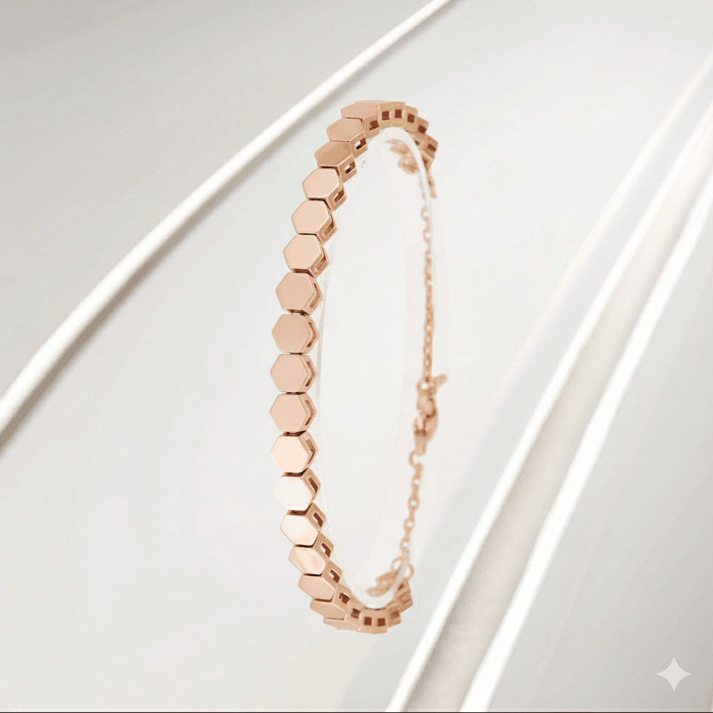 Bracelet en or rose avec motifs hexagonaux élégants.