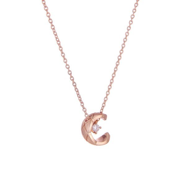 Collier pendentif lune et diamant, bijoux en or rose, élégance féminine, accessoires de mode chic.