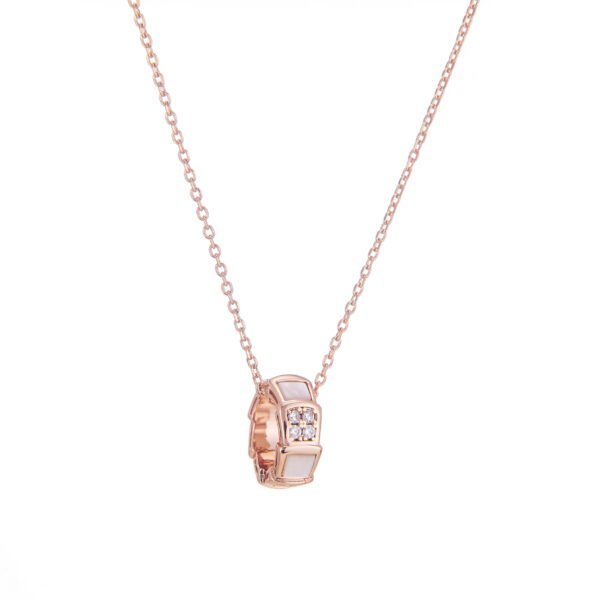Collier en or rose avec pendentif moderne et pierres scintillantes, bijou féminin chic et élégant.