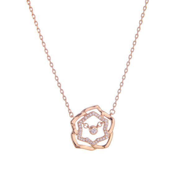Collier rose avec pendentif en forme de fleur ornée de diamants, bijoux tendance SKY BIJOUX.