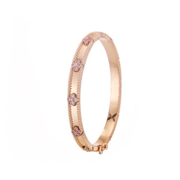 Bracelet en or rose avec fleurs pavées de diamants, bijou de luxe élégant pour femme.