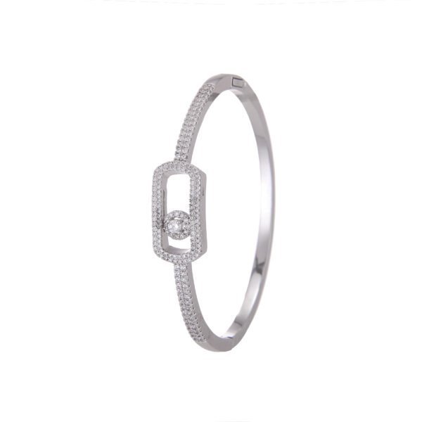 Bracelet en argent avec diamants incrustés, design élégant et moderne.