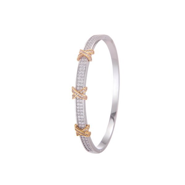 Bracelet en argent pavé de cristaux, motifs torsadés en or rose, élégance et style sophistiqué.