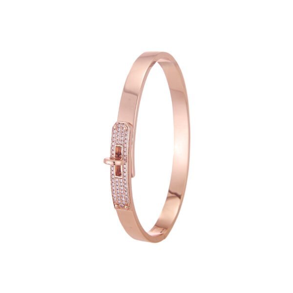 Bracelet fin en acier inoxydable or rose avec cristaux scintillants, style élégant et moderne.