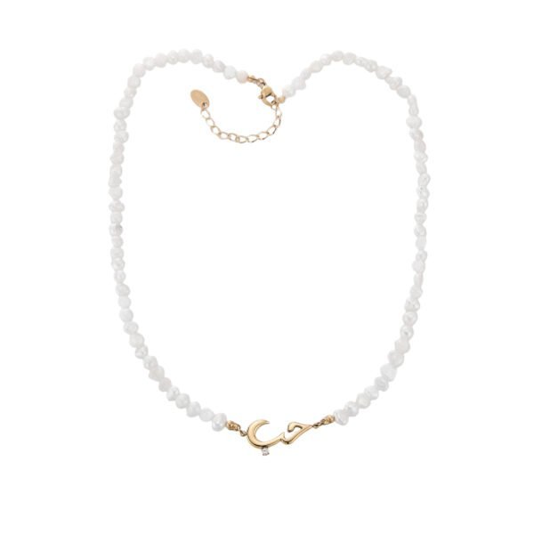 Collier femme perles et pendentif lune en or, bijou élégant pour toutes occasions.