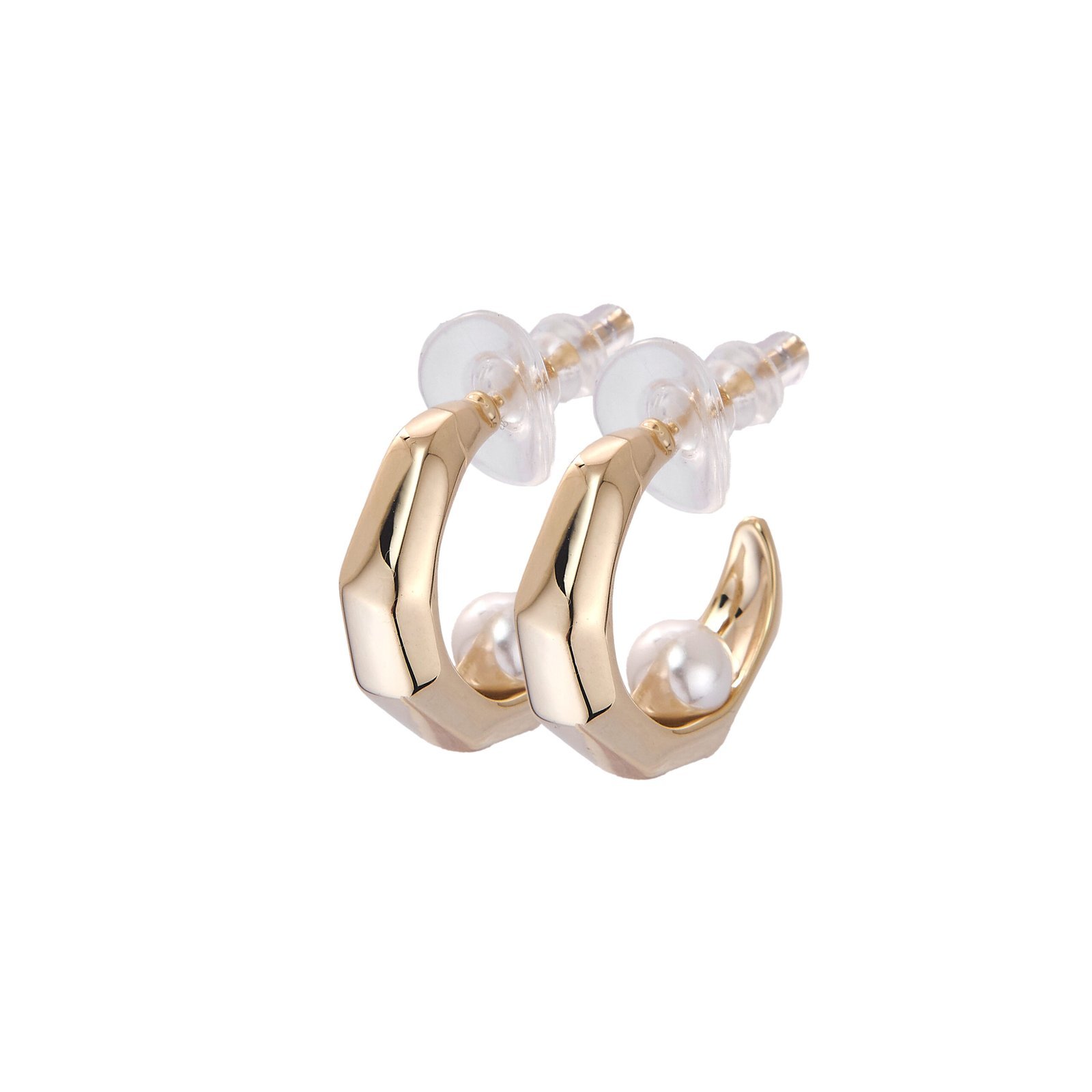 Boucles d'oreilles créoles en or with perles pour un look élégant et sophistiqué.