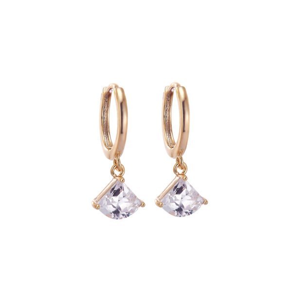 Boucles d'oreilles en or avec cristaux Swarovski pour une élégance moderne.