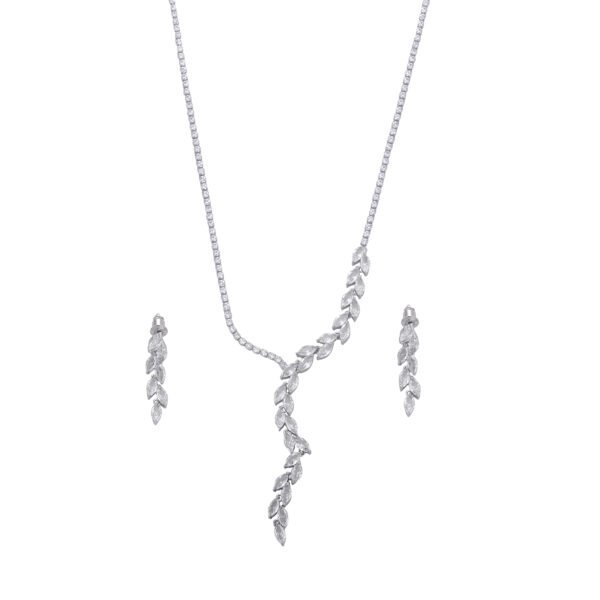 Collier et boucles d'oreilles en bijoux élégants et brillants, parfaits pour toutes occasions.